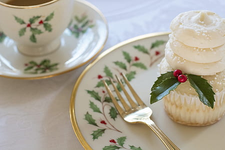 icing cupcake with mistletoe on top thumbnail