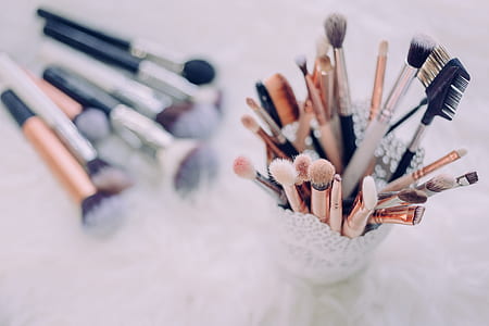 gold makeup brush on white holder thumbnail