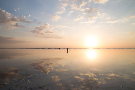 body of water over the horizon thumbnail