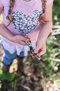 girl holding gray knife thumbnail