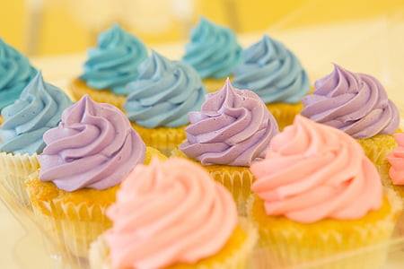 shallow focus photography of cupcakes thumbnail