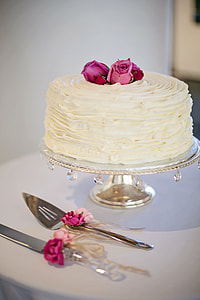 white baked cake thumbnail