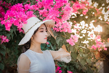 Woman Wearing Sun Hat thumbnail