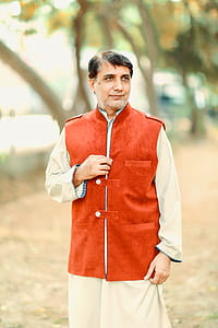 Man in Brown Long-sleeved Top thumbnail