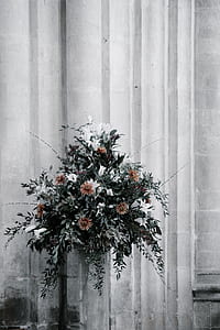 red dahlia flowers and white lilies wall bouquet thumbnail