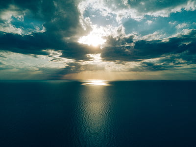 sun ray on body of water thumbnail