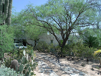 Edward L. Jones House walkway in Paradise Valley, Arizona thumbnail