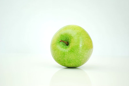 green apple with white background thumbnail