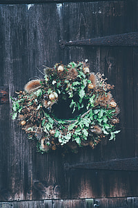 green and brown wreath thumbnail