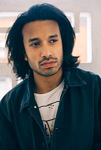 long-haired man looking to his left thumbnail