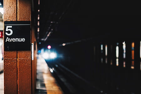 5 Avenue signage on brown wooden plank thumbnail
