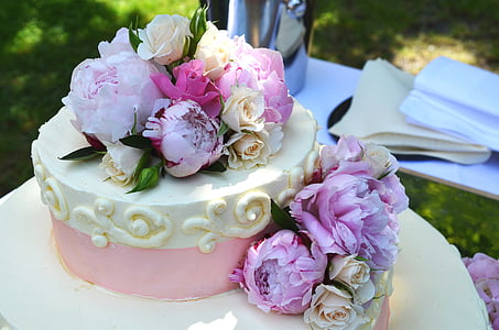 white and pink flowers on cake thumbnail