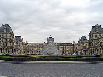 Louvre Museum at daytime thumbnail