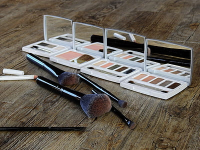 photo of four makeup palettes beside brush set thumbnail