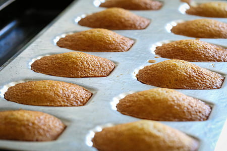 closeup photography of muffins thumbnail