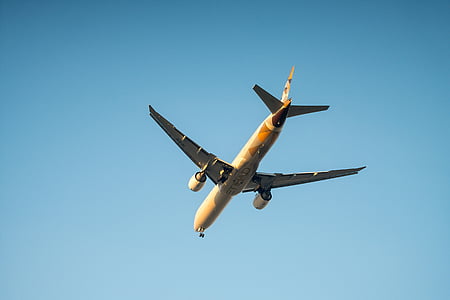 airplane at sky thumbnail