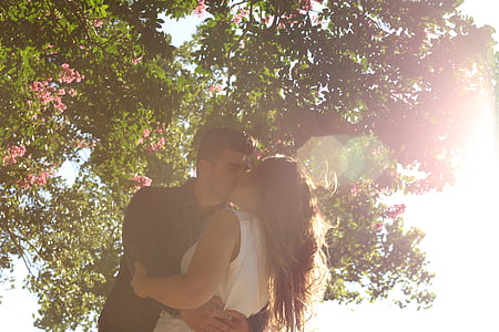 couple kissing under tree thumbnail