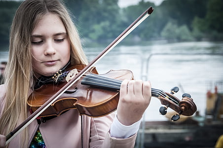 woman playing violin thumbnail