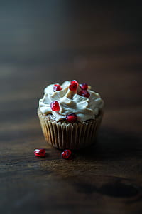 tilt-shift photography of cupcake thumbnail