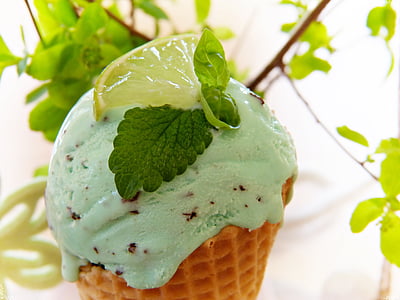 green ice cream with slice lime on top thumbnail