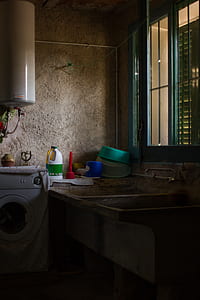 white front-load clothes washer thumbnail