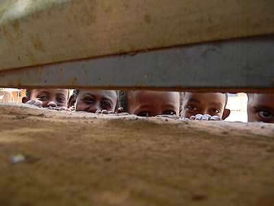 children peeping at boundary thumbnail