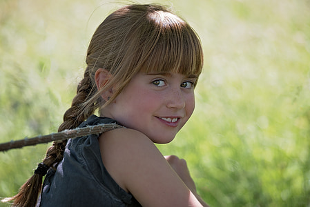 shallow focus photography of girl thumbnail