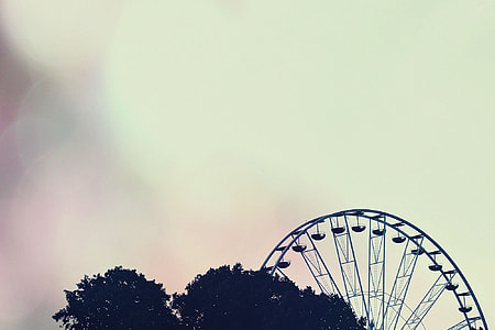 silhouette of a feris wheel thumbnail