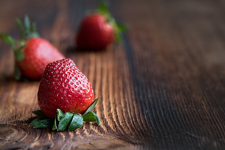 close-up photography of strawberry fruit thumbnail