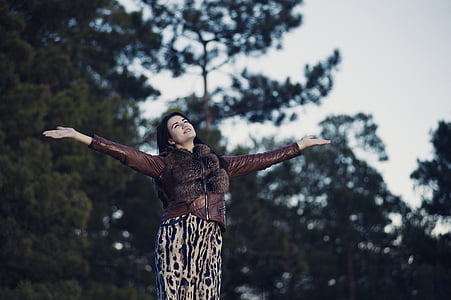 woman open both arms thumbnail