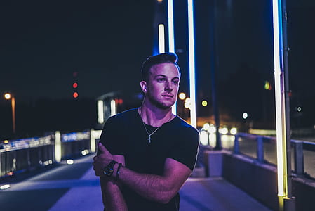 man wearing black crew-neck t-shirt thumbnail