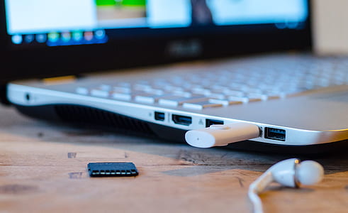 Turned on Laptop With Flash Drive Plug in thumbnail