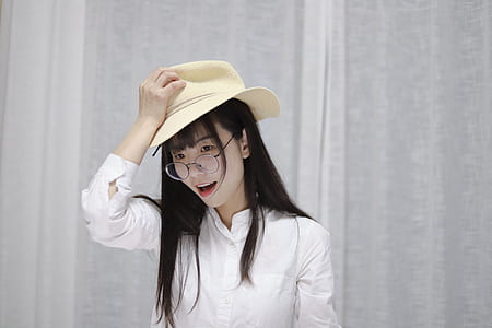 woman wearing hat thumbnail