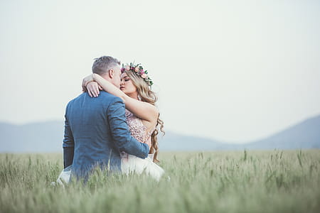 Man and Woman Kissing thumbnail