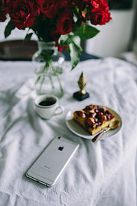 Red roses, cake nad Apple iPhone 6 thumbnail