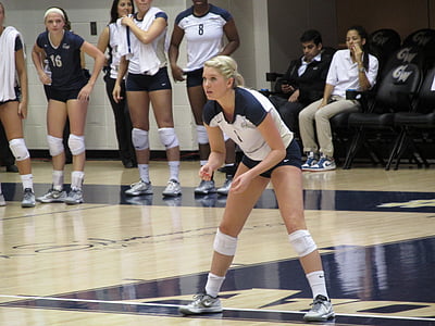 woman playing volleyball thumbnail