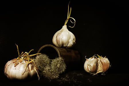 three white onions thumbnail