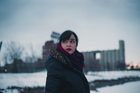 woman looking back thumbnail