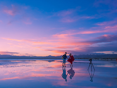 man and woman talking photo in the sea thumbnail