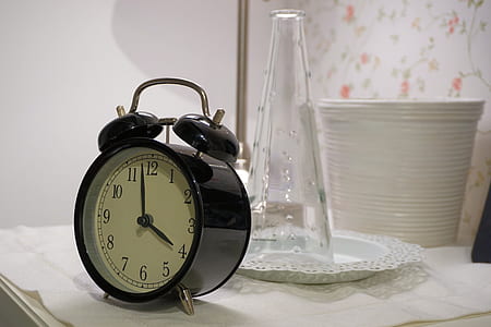 photo of black twin bell alarm clock pointing at 4:58 thumbnail
