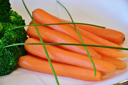 baby carrots and broccoli thumbnail