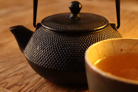 black whistling kettle thumbnail