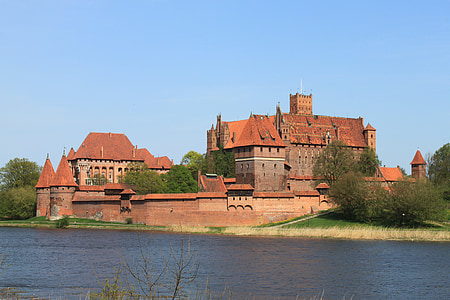 photography of maroon concrete castle under blue sky at daytie thumbnail