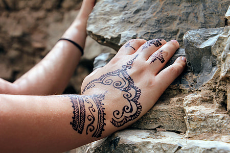 mehndi tattoo on hand thumbnail