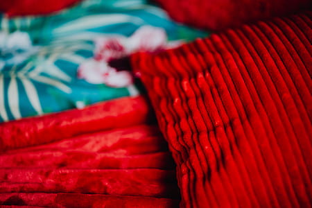 Details of romantic red bedding thumbnail