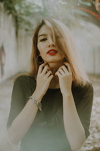 woman wearing red lipstick thumbnail