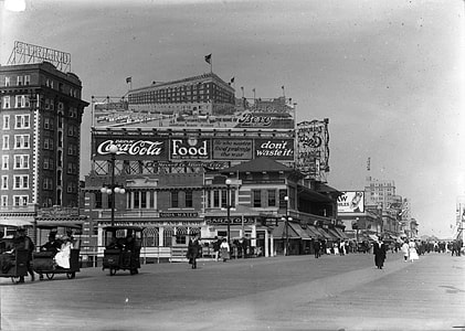 Boardwalk in 1917 in Atlantic City, New Jersey thumbnail