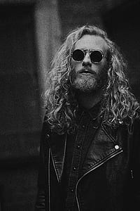 shallow focus photography of man wearing sunglasses thumbnail