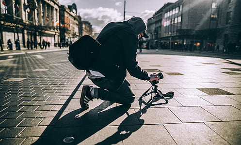man setting up DSLR camera thumbnail