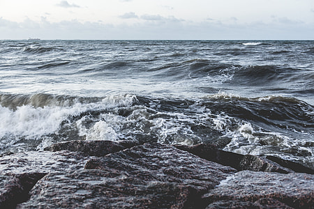 ocean waves smashing on rock thumbnail